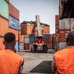 Se prevé que el crecimiento mundial descienda del 5,7 % en 2021 al 2,9 % en 2022, un porcentaje considerablemente menor que el 4,1 % que se anticipó en enero